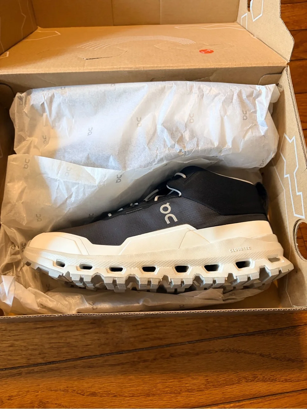 On Running Kids Boots Cloudhero mid waterproof in black and white